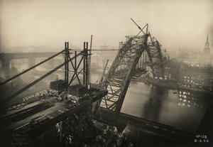 Vista del progreso con el Puente Tyne, mostrando las dos mitades acercándose, 2 de febrero de 1928